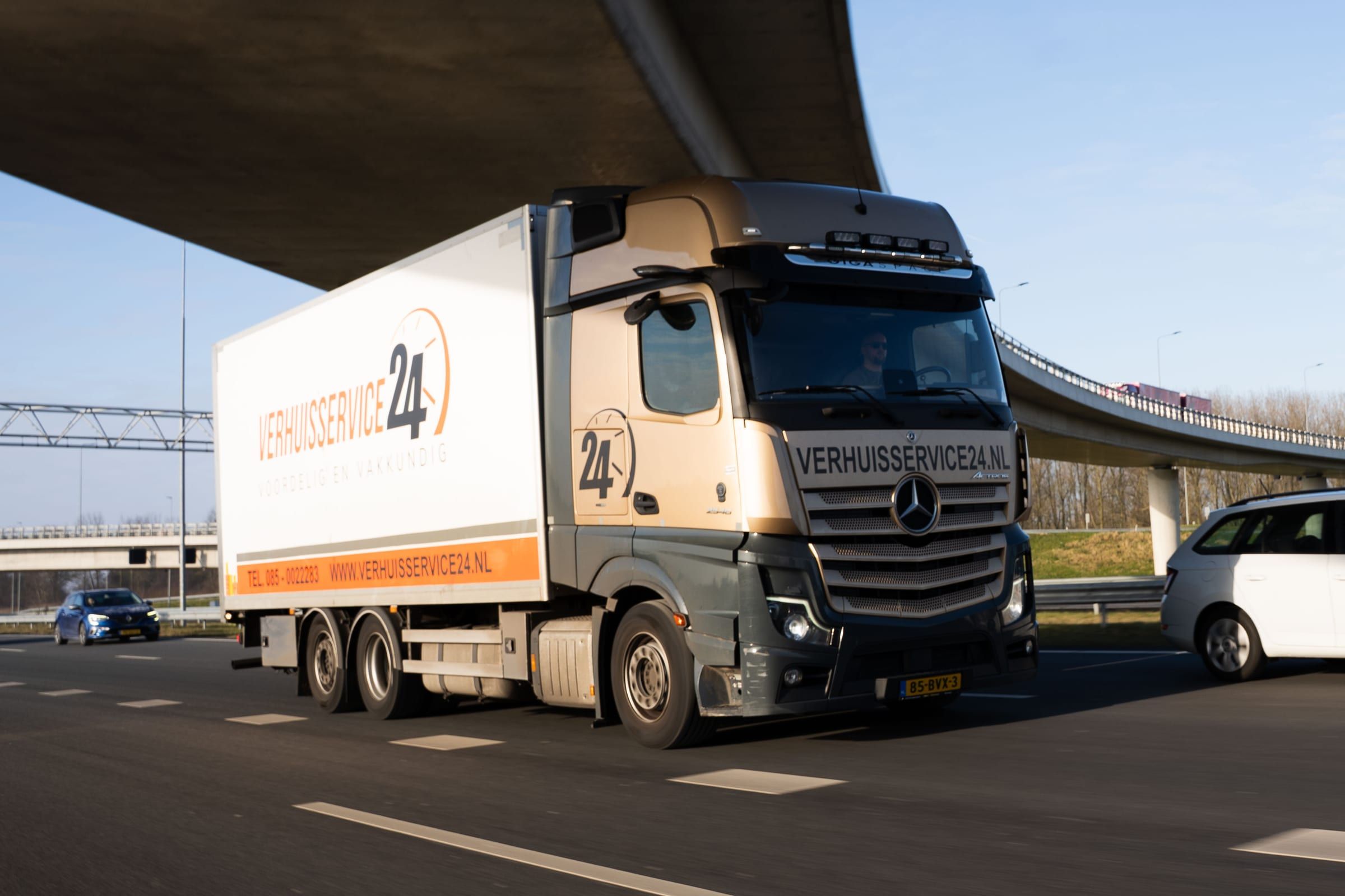 Mercedes Actros-vrachtwagen van Verhuisservice24 op de snelweg