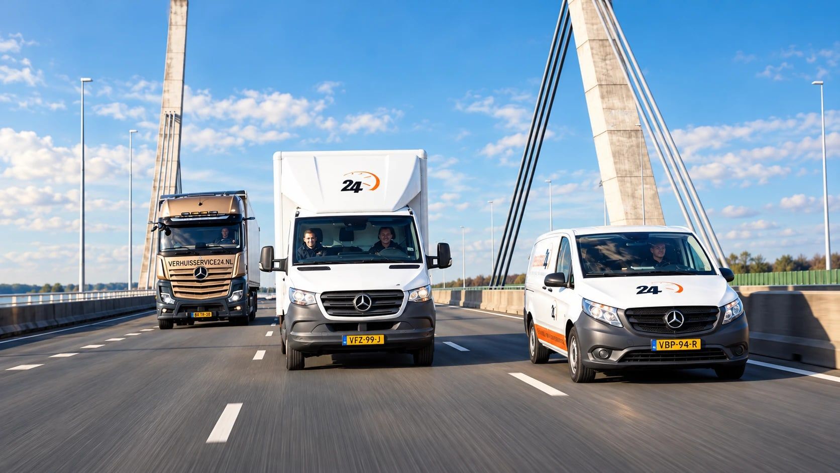 Vrachtwagen, bakwagen en bestelbus van Verhuisservice24 naast elkaar op de brug