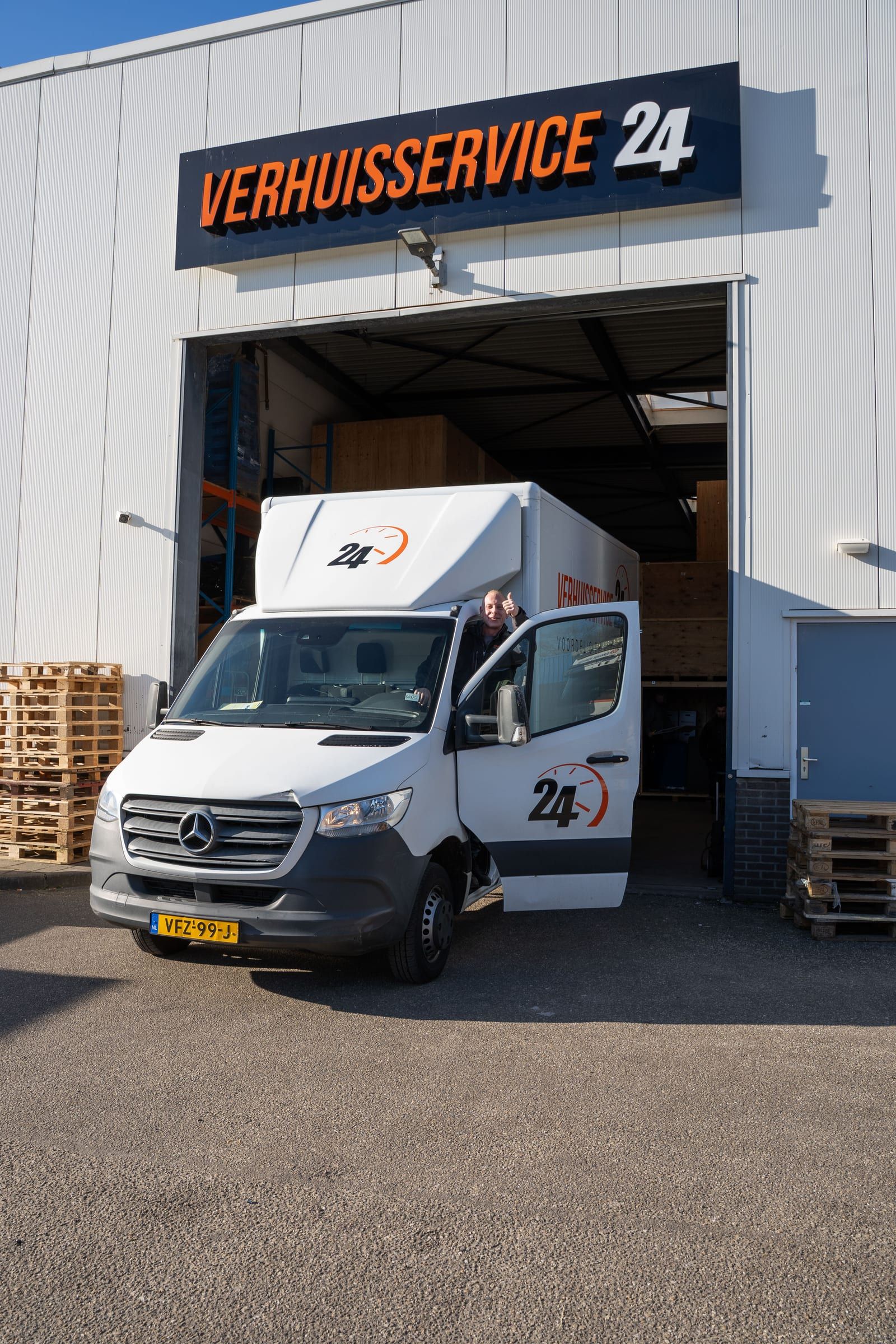 Bakwagen van Verhuisservice24 voor de loods