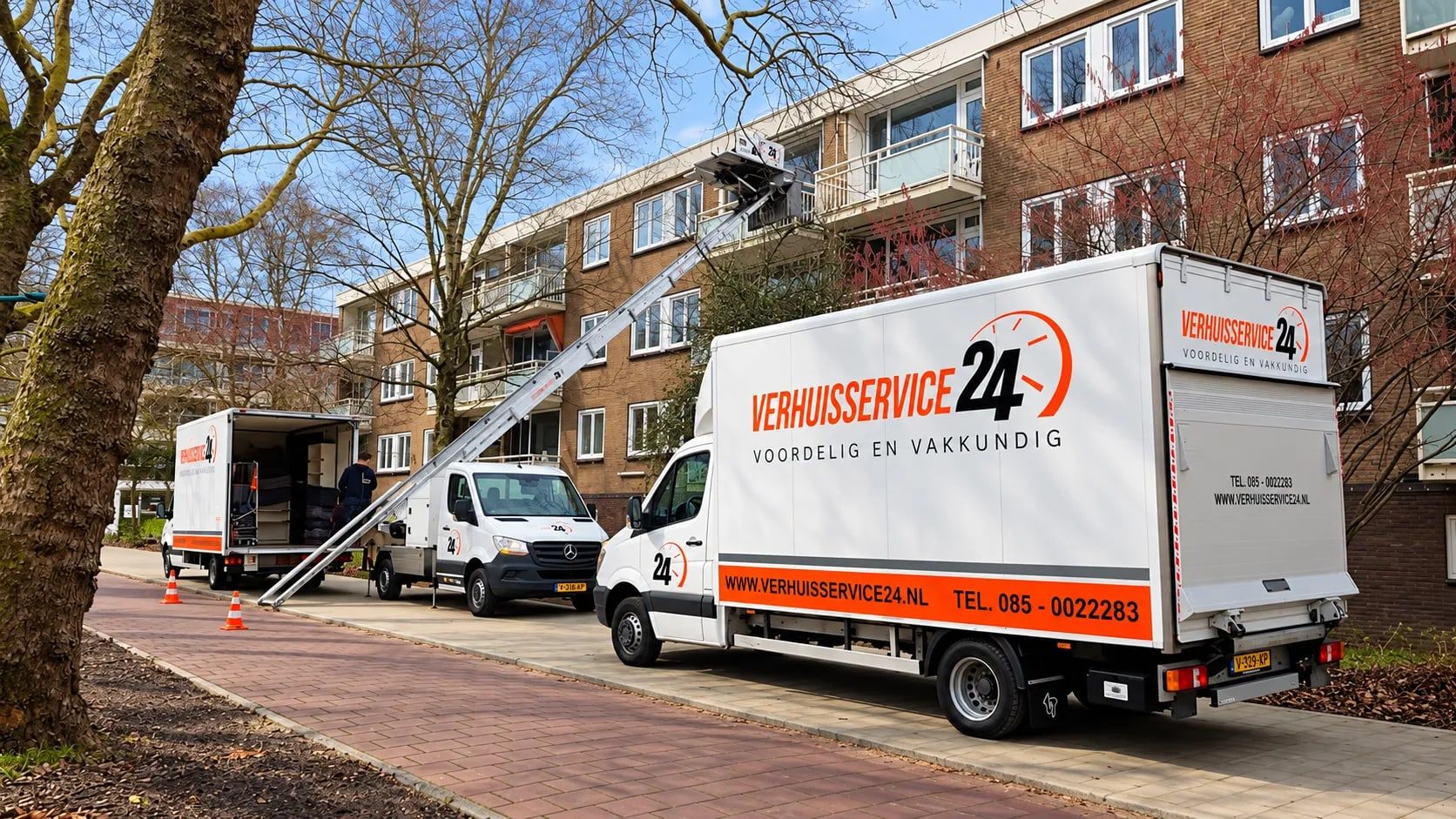 Verhuiswagen van Verhuisservice24 met de verhuislift tegen een portiekflat