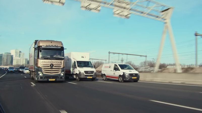Vrachtwagen en bestelwagens van Verhuisservice24 op de snelweg