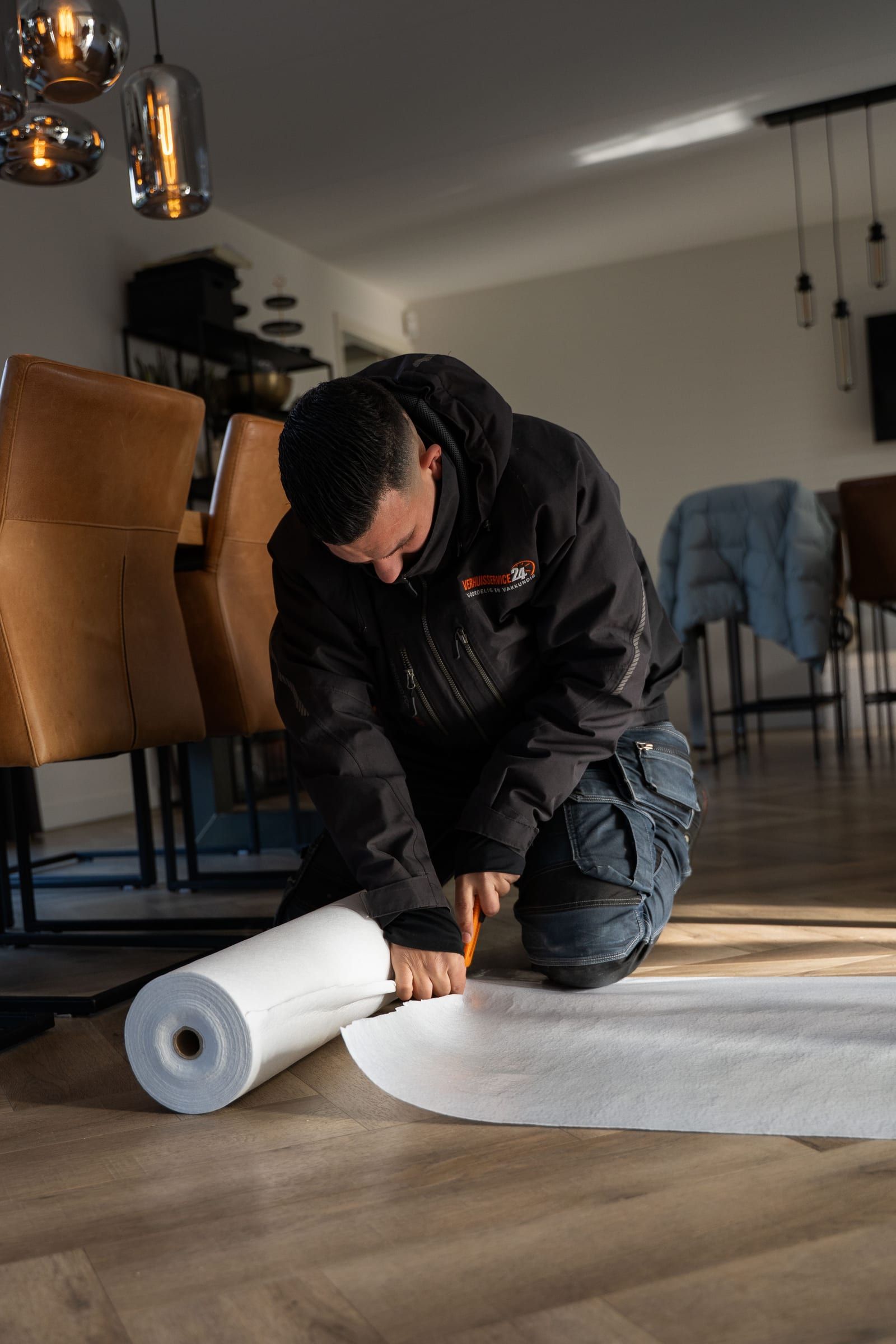 Verhuizer legt vloerbescherming neer voordat de verhuizing begint